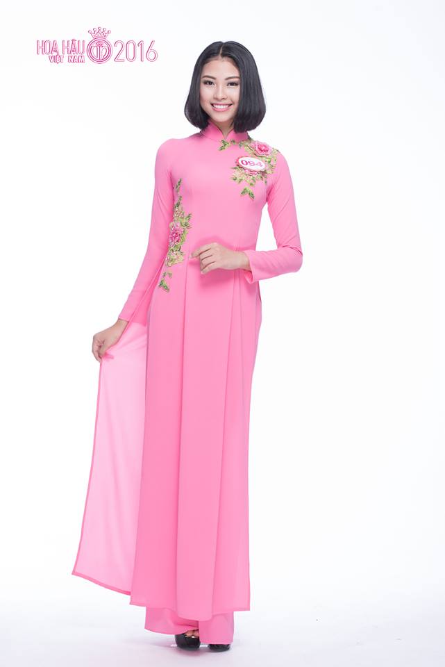 Đào Thị Hà gây chú ý bởi mái tóc ngắn khác biệt cùng nụ cười rạng rỡ. Thoạt nhìn cô sải bước trên sân khấu, nhiều người không khỏi liên tưởng đến ''ngọc nữ của điện ảnh Việt'' Tăng Thanh Hà.