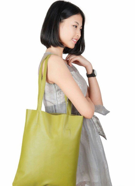 Hà kể cô vốn là người mạnh mẽ, cá tính nên chỉ thích đi giày thể thao. Trang phục thường ngày của cô cũng theo phong cách đường phố đơn giản và năng động.