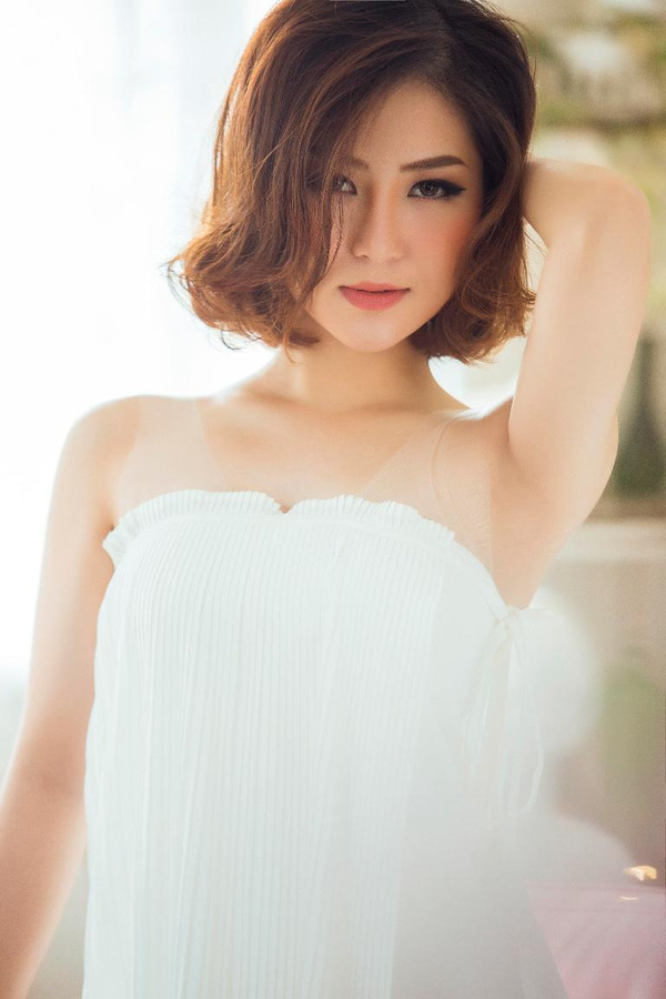 Đặc biệt, chiếc mũi thanh thoát, thon gọn khiến Hương Tràm trở nên xinh đẹp hơn rất nhiều.