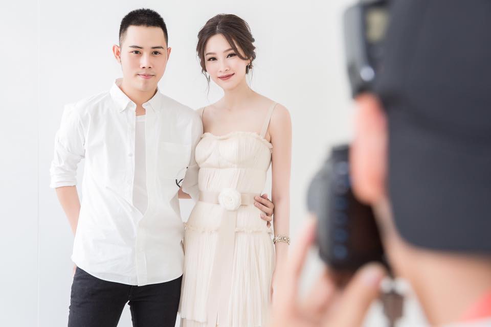 Cách đó 1 ngày , Hoa hậu Thu Thảo là khách mời trong một sự kiện. Cô thay đổi phong cách mới mẻ và gu trang điểm son môi thâm. Chiếc váy hai dây có thiết kế tầng lớp, thắt nơ tại eo và cúp ngực. Tuy nhiên, với bộ cánh này Thu Thảo bị lộ nhược điểm của vòng một lép kẹp. 