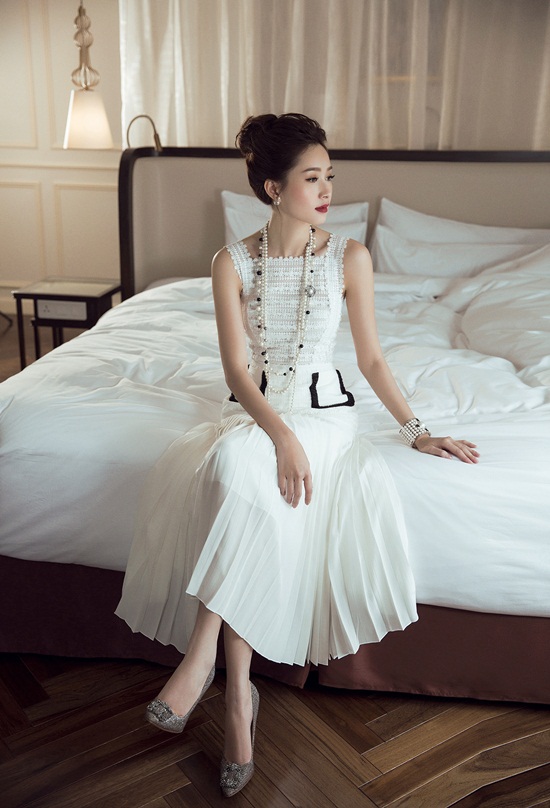 Luôn trung thành với gout thời trang đơn giản và nhẹ nhàng nhưng không vì thế mà Đặng Thu Thảo làm hình ảnh bản thân bị nhàm chán. 