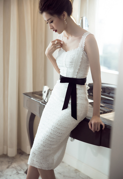 Chiếc đầm càng trở nên hút mắt hơn khi cô chọn cho mình chiếc túi cầm tay và đôi giày cao gót ton sur ton hoàn hảo với bộ trang phục.