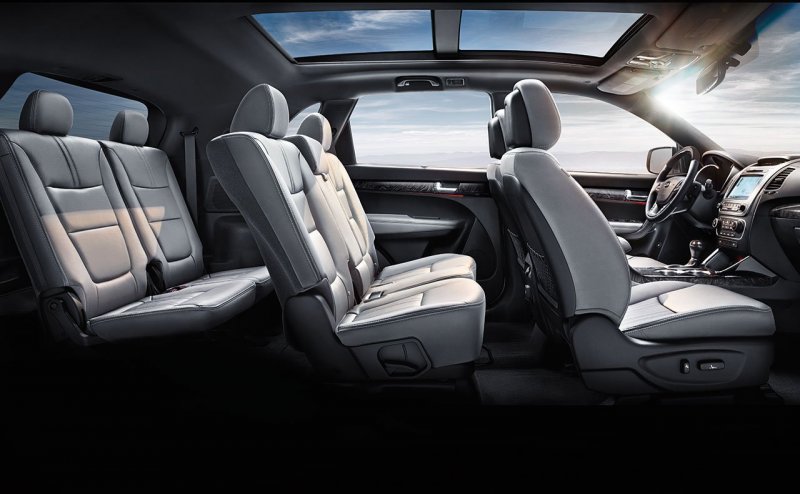 Không gian nội thất của Sorento 2016 khá rộng rãi và thoải mái, với chiều dài chiều rộng được cải thiện cùng cách bài trí hài hòa, khoang cabin nhìn thoáng đãng hơn rất nhiều.