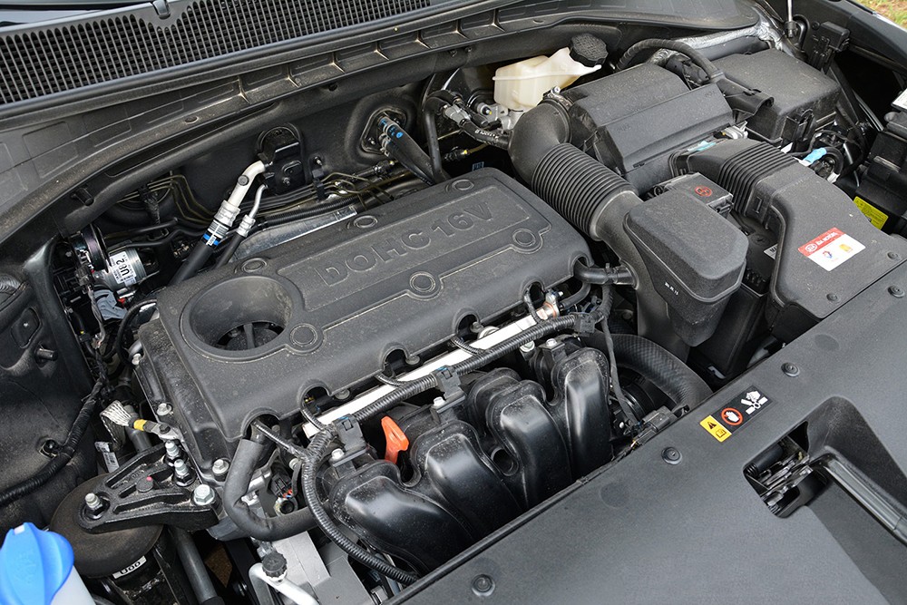 Sorento trang bị động cơ thế hệ mới, tiết kiệm nhiên liệu. Ngoài phiên bản động cơ xăng Theta II 2.4L cao cấp cho công suất cực đại 174Hp/6000rpm, mô men xoắn cực đại 227Nm/3750rpm, Sorento còn trang bị động cơ Diesel 2.2L CRDi với hệ thống kiểm soát tiêu hao nhiên liệu ECO, công suất cực đại 195Hp/3800rpm, mô men xoắn cực đại 422-437Nm/1800-2500rpm, đi kèm số sàn hoặc số tự động 6 cấp, tiết kiệm nhiên liệu, phù hợp với nhiều địa hình, đáp ứng được nhiều đối tượng khách hàng.
