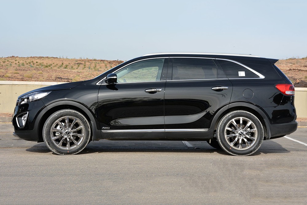 Kia Sorento 2016 to lớn hơn so với đối thủ khác trong phân khúc như Honda CR-V, Nissan X-Trail, Hyundai SantaFe… Xe có kích thước tổng thể dài x rộng x cao tương ứng là 4.780 x 1.890 x 1.685mm và chiều dài cơ sở 2.780mm. 