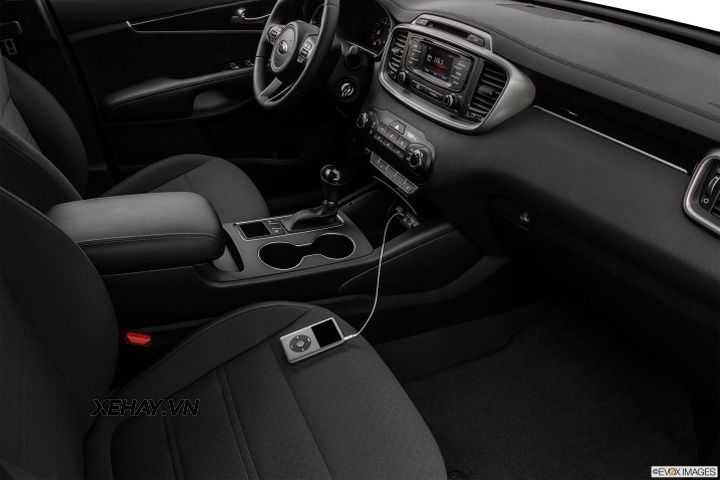 Được biết đến là chiếc xe dành riêng cho Hàn Quốc nên những trang bị tích hợp cho xe cũng khá ấn tượng, bao gồm màn hình DVD chính hãng, camera 360 độ, ghế sưởi nóng/ lạnh, vô lăng sưởi, chìa khóa thông minh, cửa sổ trời Panorama, phanh tay điện tử, cốp mở điện,..