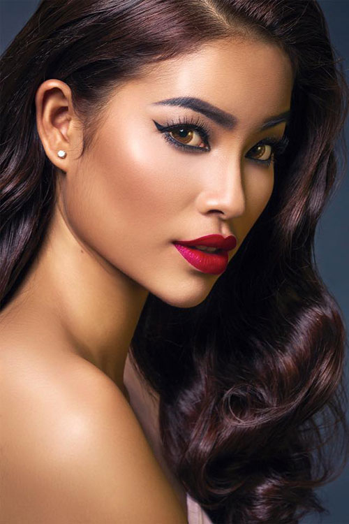 Phạm Hương là một trong  số ít các mỹ nhân có được may mắn đó. Sở hữu gương mặt ‘không góc chết’, nên ở bất cứ góc nào của khuôn mặt Phạm Hương cũng toát lên được vẻ đẹp và thần thái của mình một cách tối đa.