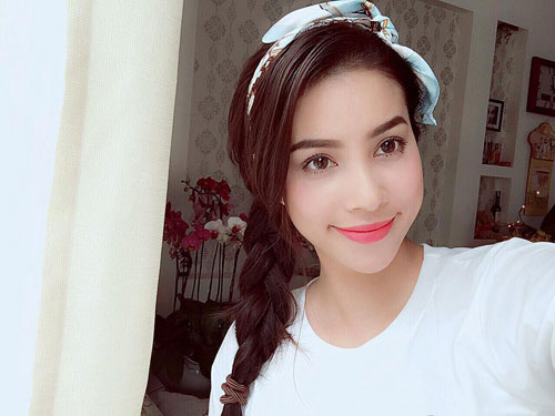 Ngay cả khi không có sự hỗ trợ của trang điểm, đôi mắt của cô vẫn là điểm vàng trên gương mặt của Hoa hậu Hoàn vũ Việt Nam. 