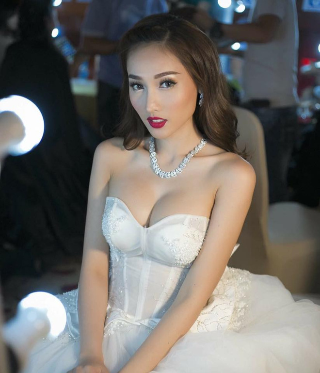 Cô sở hữu một thân hình vô cùng nóng bỏng với số đo 3 vòng lý tưởng. Đặc biệt, vẻ đẹp của Khánh Ngọc không theo kiểu mảnh mai gầy gò như nhiều người mẫu khác mà khá sexy, thu hút.