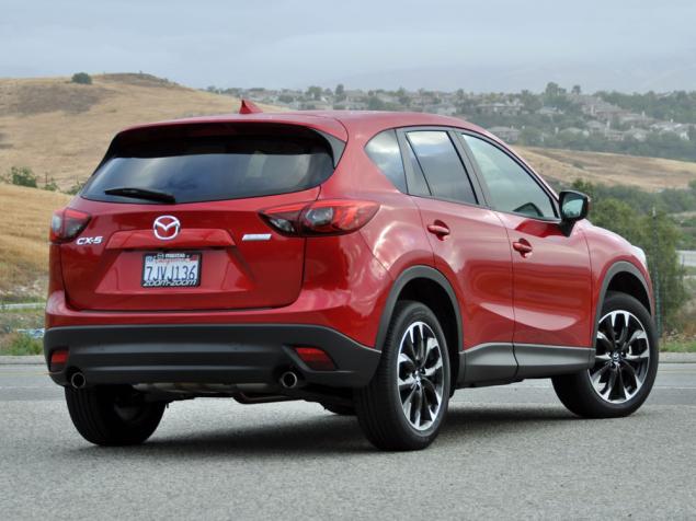 Các chuyên gia đánh giá Mazda CX-5 2016 mới ra mắt và cũng đã về Việt Nam được ít ngày được thiết kế lại một chút về ngoại thất. Đèn pha LED thay đèn pha Xenon phiên bản cũ, khung gầm được gia cố cho cảm giác cách âm tốt hơn. Hệ thống tiện nghi nội thất có thêm cảnh báo làn đường khi rẽ, điều khiển hành trình, trên bảng táp lô có sẵn tùy chọn kết nối Bluetooth giúp các smartphone có thể phát nhạc thẳng mà không cần cắm cổng usb hay dvd.