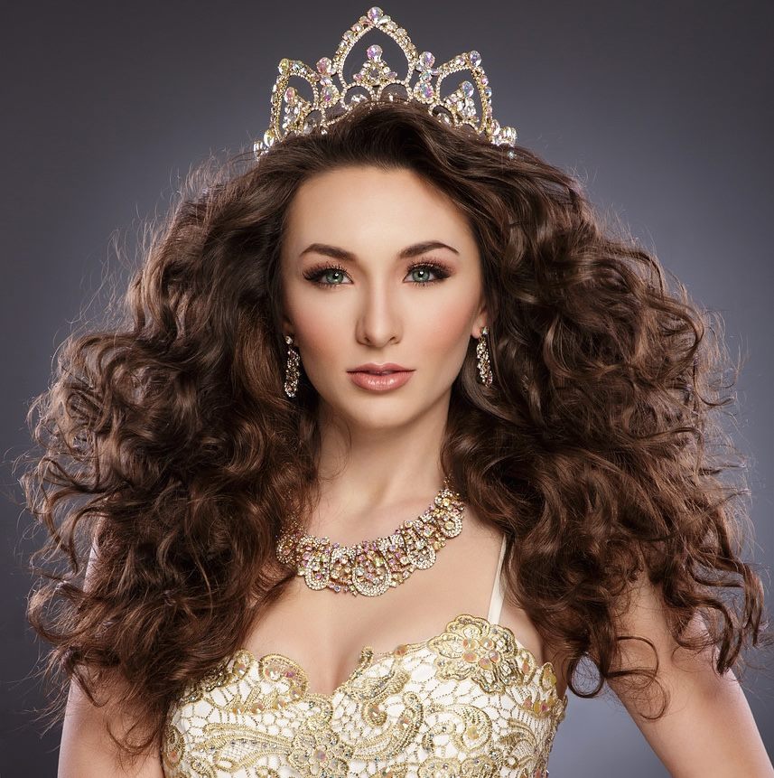 Đến lúc Hoa hậu tiền nhiệm Brittany Payne trao vương miện cho Corrin, không may là chiếc vương miện lại quá rộng nên không vừa. Vì thế, Brittany đã dùng vương miện của chính mình để đội cho Hoa hậu kế nhiệm, nhưng cả chiếc vương miện này cũng không vừa với Corrin. 