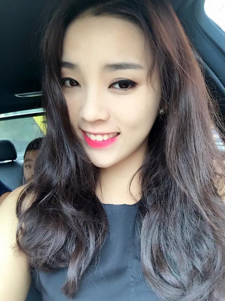 Tỉ lệ khuôn mặt đều nhau, xương quai hàm thon gọn, lông mày gọn với độ cong vừa phải. Mắt to tròn, sống mũi thẳng, miệng nhỏ vừa với tổng thể khuôn mặt''.