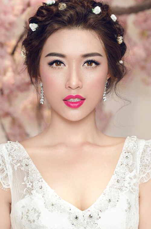 Năm 2013, Lệ Hằng tham dự cuộc thi Hoa hậu Dân tộc Việt Nam và lọt vào Top 10.