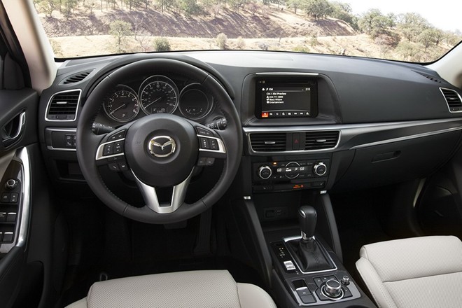 Bảng điều khiển của CX-5 vẫn được thiết kế theo định hướng Heads-up Cockpit giúp tài xế có thể nhìn rõ thông số của xe nhưng vẫn tập trung vào việc lái xe. Giao diện điều khiển HMI (Human-Machine Interface) cũng được cải tiến để thân thiện với người dùng hơn. Màn hình cảm ứng trung tâm 7 inch lớn hơn thế hệ trước và lược bỏ hết nút bấm rườm rà.