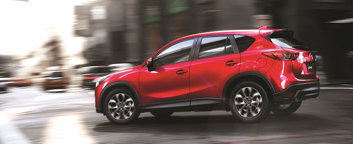 Chiều dài cơ sở của Mazda CX-5 2016 không thay đổi so với phiên bản cũ với thông số là: 4.540mm, chiều rộng 1.840mm và chiều cao 1.705mm  Gương chiếu hậu của xe có thể điều chỉnh tự động, tích hợp thêm đèn báo rẽ dạng led kéo dài khá dễ dàng quan sát khi trời tối.