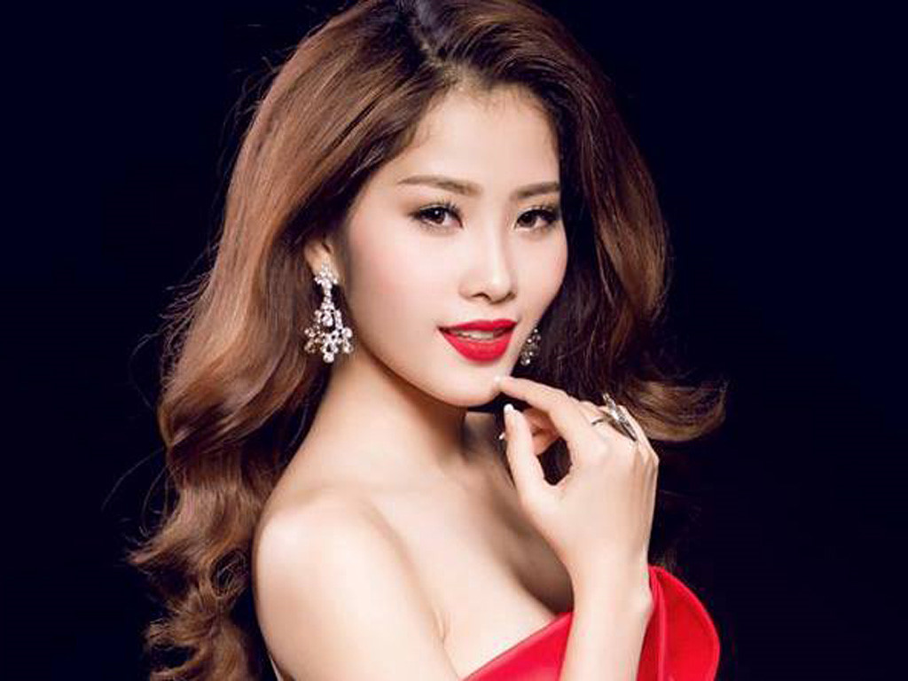 Một năm kể từ khi đăng quang Hoa khôi đồng bằng sông Cửu Long 2015, Nam Em được đánh giá ngày càng xinh đẹp và phong cách làm việc chuyên nghiệp. Một năm kể từ khi đăng quang Hoa khôi đồng bằng sông Cửu Long 2015, Nam Em được đánh giá ngày càng xinh đẹp và phong cách làm việc chuyên nghiệp.