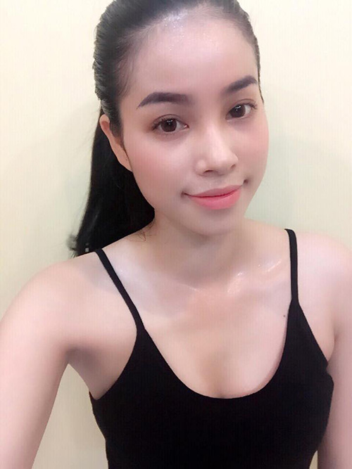 Phạm Hương có khuôn mặt rất sắc nét. Nhờ làn da nâu khỏe khoắn nên chỉ cần thoa một chút son nhẹ, trông cô vẫn rất tươi tắn.