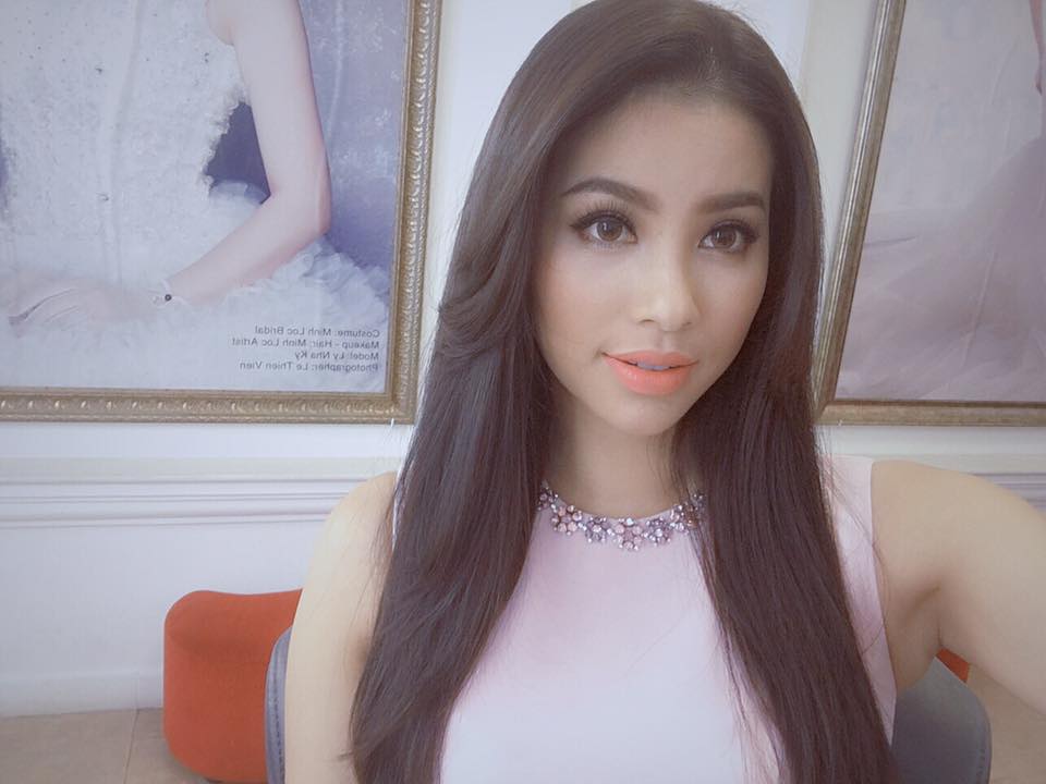 Phạm Hương rất chuộng son hồng khi trang điểm đời thường.