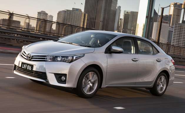 Về thiết kế, Toyota Corolla 2016 có phần đầu xe dạng chữ T là điểm nhấn ấn tượng trong thiết kế tổng thể của Corolla Altis mới với cụm đèn trước và lưới tản nhiệt trau chuốt, truốt mảnh và vuốt dài sang hai bên.  