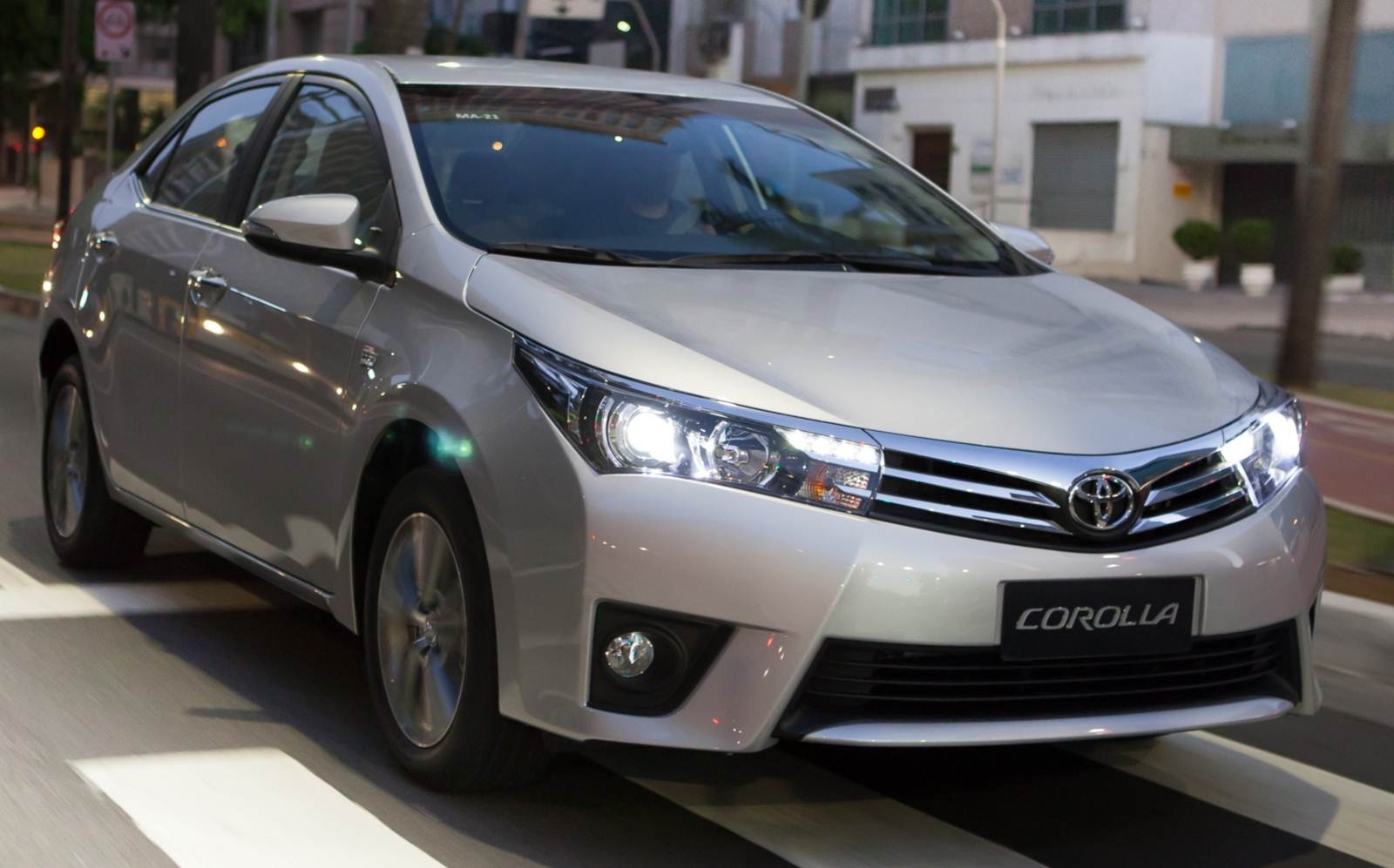 Corolla mới sở hữu cụm đèn trước và đèn chiếu sáng ban ngày dạng LED trên phiên bản 2.0V CVT-i. Trong khi đó, phiên bản 1.8G được trang bị cụm đèn trước dạng halogen với đèn chiếu xa gần và đèn vị trí, bố trí liền kề với lưới tản nhiệt. 