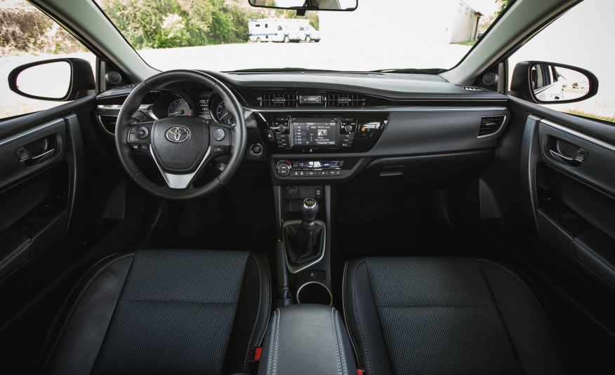 Nội thất của Toyota Corolla được bán tại Việt Nam thực sự không được đẹp cho lắm, tuy nhiên Toyota Corolla 2016 bản quốc tế lại khiến người ta phải hoang mang, bởi độ hoàn hảo và đẳng cấp.