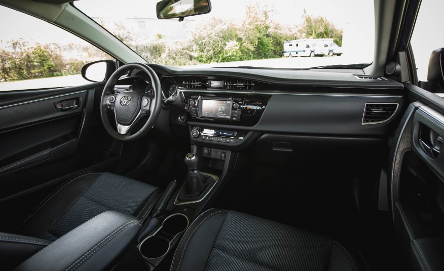 Theo đánh giá của EPA, thì mức tiêu hao nhiên liệu trung bình của Toyota Corolla 2016 được đánh giá ở mức 8,1/6,1/100km đường thành phố / đường cao tốc, hoặc 7,3 lít đường kết hợp. Corolla LE Eco được đánh giá có mức tiêu hao tốt nhất chỉ 7,8/5,6/100km mpg, hoặc 6,7 lít đường kết hợp. Hai bản Corolla L và Corolla S sẽ trang bị cho khách hàng một hộp số sàn 6 cấp, và khả năng tăng tốc chậm hơn so với hộp số tự động 4 cấp. Và bản chạy CVT sẽ có khả năng tăng tốc nhanh hơn.