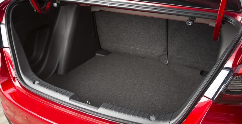 Mazda 2 2016 Sedan có thể tích khoang hành lý đạt 440 lít, hơn gần gấp đôi so với Mazda 2 hatchback (280 lít). Động cơ dung tích 1.5L cho công suất tối đa 109hp/6000rpm, momen xoắn 141Nm/4000rpm. Mazda 2 sedan 2016 được trang bị hệ thống dừng/khởi động động cơ i-stop giúp tiết kiệm nhiên liệu.