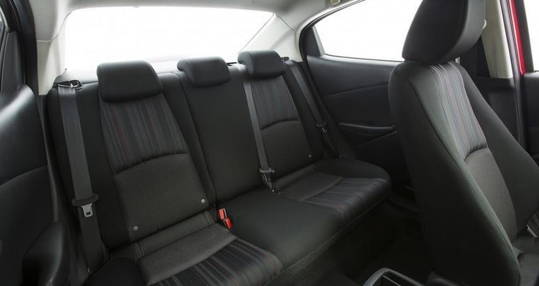 Tuy nhiên, hạn chế của Mazda 2 sedan 2016 chính là không gian của hàng ghế thứ 2 khá chật chội. Khi chỉnh ghế cho người lái cao khoảng 1,74 m ngồi thoải mái, người có cùng chiều cao ngồi ở hàng ghế sau sẽ gần như chạm đầu gối vào lưng ghế trước. Khi di chuyển trong một thời gian dài, việc ngồi ở hàng ghế sau có lẽ không thực sự thoải mái cho những người cao lớn. Việc ngồi 3 người ở hàng ghế thứ 2 theo như thông số kỹ thuật cũng là một điều khá khó khăn vì chiều ngang của băng ghế cũng tương đối hạn chế.