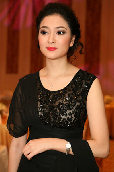 Mặc dù khá được “săn đón” nhưng cựu hoa hậu lại chọn cách sống “ở ẩn” sau đổ vỡ hôn nhân. Hiếm hoi lắm Nguyễn Thị Huyền mới xuất hiện, và mỗi lần xuất hiện lại khiến truyền thông, công chúng “bùng nổ” vì quá xinh đẹp.