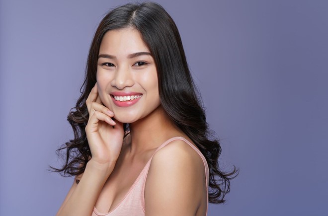 Người đẹp vừa lên tiếng tố bị ban tổ chức ép rời khỏi chương trình vì cô trồng răng thẩm mỹ. Trước đó, cô cung cấp bằng chứng phải trồng lại răng do tai nạn.