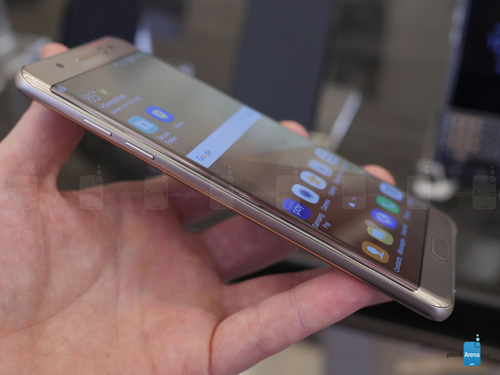 Khác với những sản phẩm tiền nhiệm, Note 7 năm nay chỉ được kế thừa một cạnh uốn cong duy nhất. Sự kết hợp mới lạ từ thiết kế và bút cảm ứng S-Pen hứa hẹn sẽ đem lại cho người dùng cảm giác mới lạ và sang trọng, tinh tế hơn.