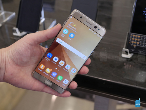 Galaxy Note 7 có mặt trước và sau làm bằng kính bám bẩn khá nhiều, nhưng khi cầm lên người dùng sẽ vẫn có những gờ để tay bám vào, không hề bị trơn trượt.