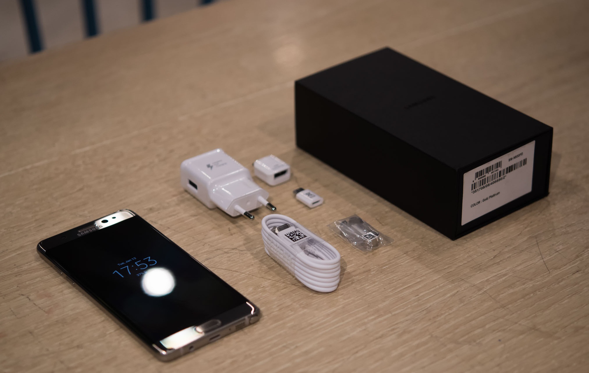 Samsung Galaxy Note 7 được tặng rất nhiều phụ kiện trong hộp như: Cáp USB C, Adapter chuyển đổi microUSB sang USB C, Adapter USB C sang USB thường để lấy dữ liệu từ điện thoại cũ (Smart Switch) hoặc kết nối chuột/bàn phím gắn ngoài; tai nghe chống rối; sạc QuickCharge 2.0; các đầu bút thay thế cho S-Pen.