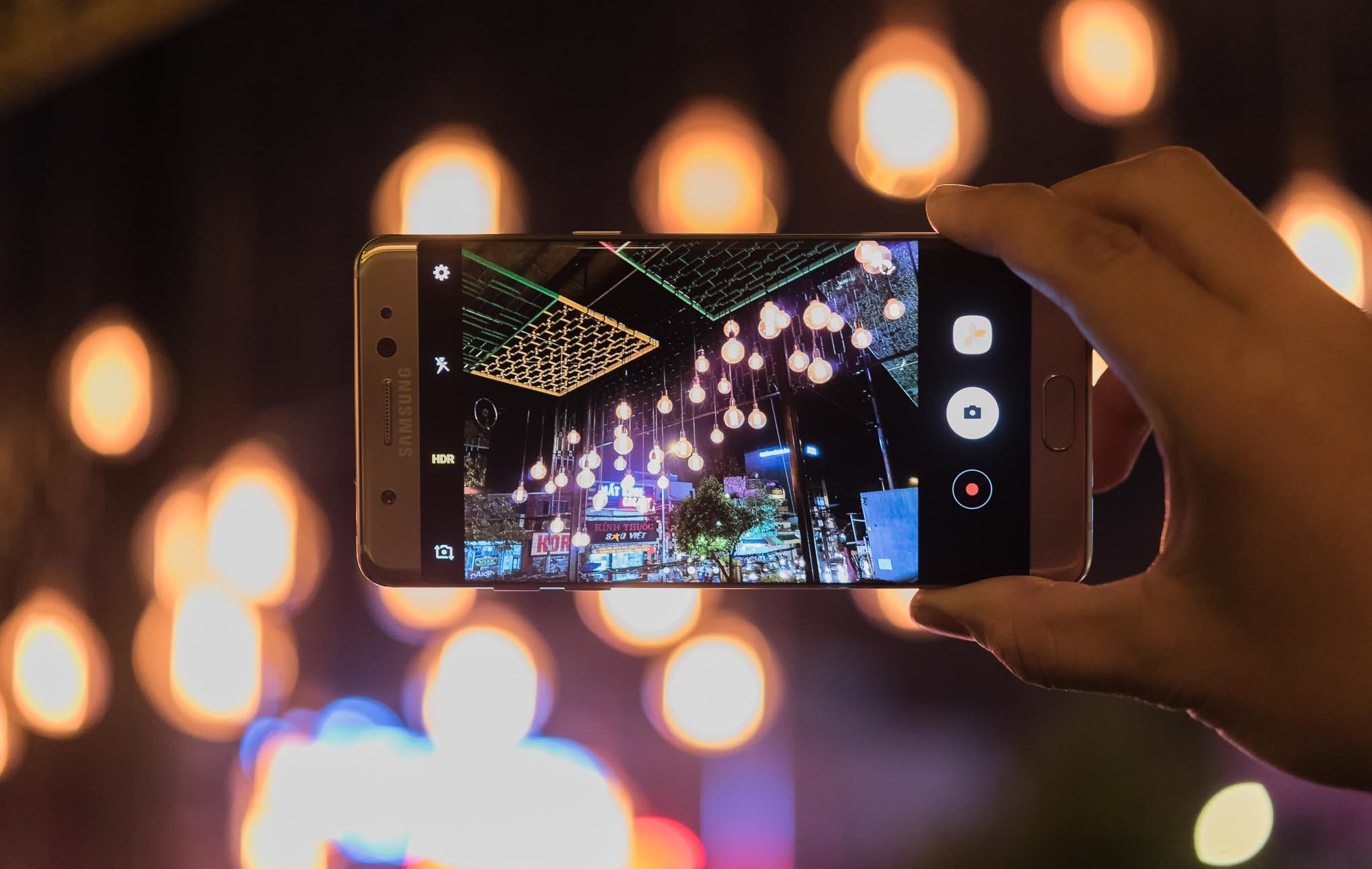 Các thông số kỹ thuật Samsung Galaxy Note 7 gồm: màn hình Super AMOLED cỡ 5,7 inch, Quad HD; hệ điều hành: Android 6.0 (Marshmallow); camera trước và sau: 5MP và 12MP; bộ xử lý: Exynos 8890 8 nhân 64-bit; bộ nhớ RAM: 4GB; dung lượng pin: 3500 mAh; các chức năng khác: Sasc pin nhanh, sạc pin không dây, quét mống mắt, chống nước, chống bụi, mở khóa bằng vân tay.