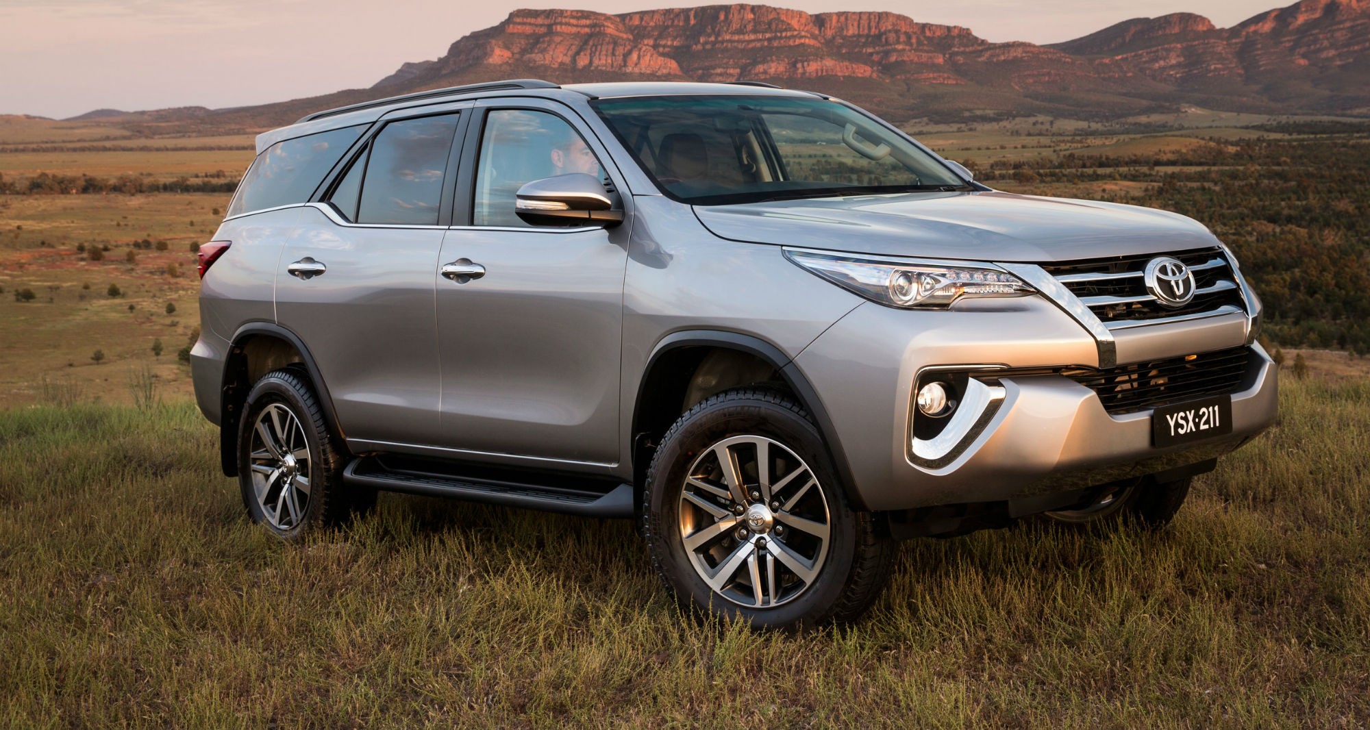 Đứng ở vị trí thứ năm là Toyota Fortuner với 903 xe