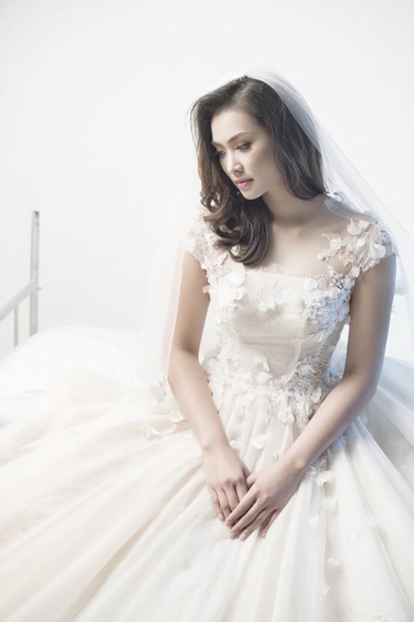 Trước đó, hàng loạt ảnh cưới của cô bị tung lên mạng trước đó khiến nhiều người ngỡ ngàng. 