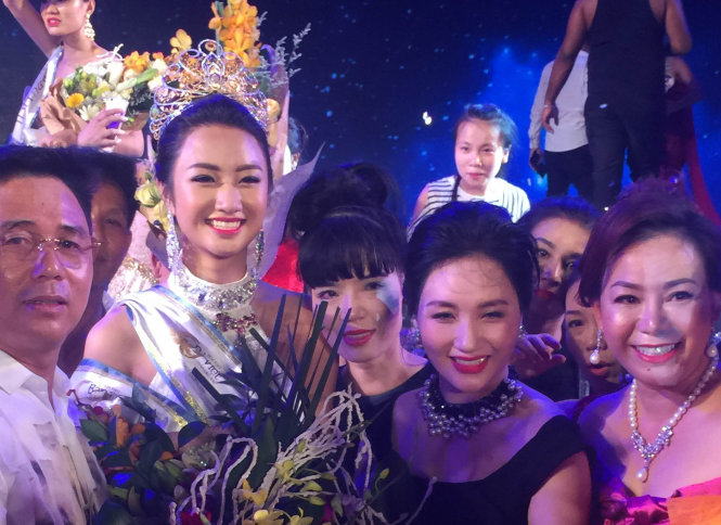 Cha dượng của Thu Ngân - ông Lê Sĩ Hiệp cũng là 1 doanh nhân thành đạt. Ông điều hành 2 công ty sản xuất lốp, phụ tùng ô tô tại Móng Cái và 1 công ty sản xuất lốp xe container tại Hải Phòng.