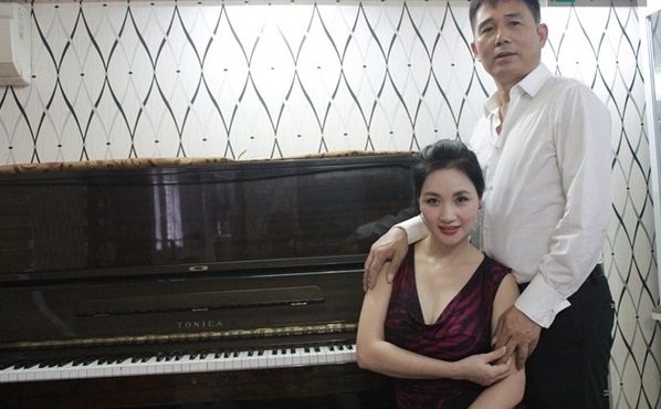 Được biết, tiền mà Thu Ngân đi du học bên Anh, Thụy Sĩ và em gái hiện đang du học bên Mỹ là do cho dượng hỗ trợ. 