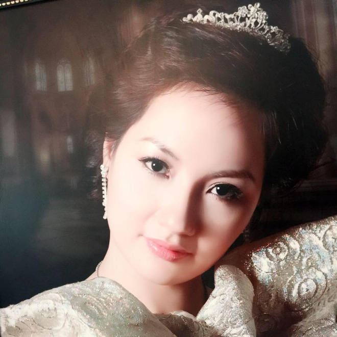Với bà Thanh Hòa, đầu tư cho con cái học hành là sự đầu tư tốt nhất. “Từ khi còn trẻ, tôi luôn muốn cho các con mình du học để học hỏi. Tôi hiểu không phải ai cũng thành công khi đi học ở nước ngoài. Rất có thể sự đầu tư của mình sẽ thành số 0. Nhưng nếu cứ sợ, không dám thử thì làm sao có thành công? Chính chồng tôi cũng băn khoăn nhiều trước quyết định cho con du học và tôi phải thuyết phục anh ấy khá lâu. Tôi tự thấy mình là một người phụ nữ mạnh mẽ. Tôi cũng có thể nói rằng, nếu không có những năm tháng một mình tự lập để học hỏi, rèn luyện ở nước ngoài, Thu Ngân sẽ không thể có được thành công như ngày hôm nay”.