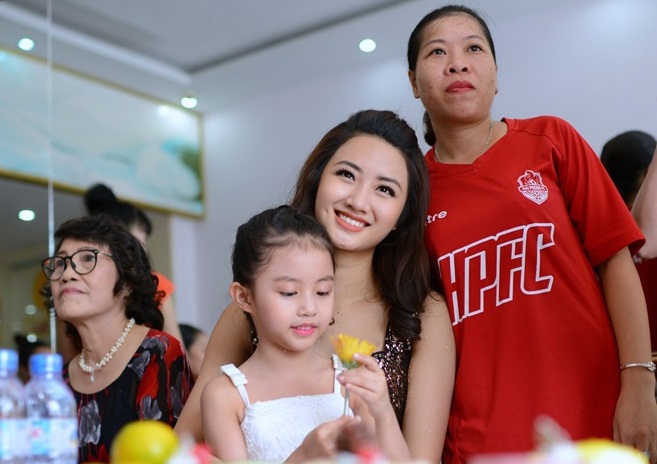 Cùng ngắm thêm một số hình ảnh của Thu Ngân và Đăng ký và nhận 60K 24 bao lì xì miễn phí mỗi ngày: