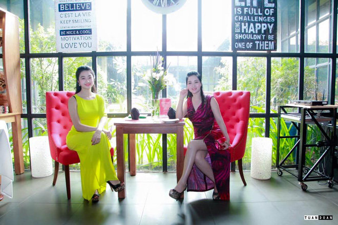 Gia đình Thu Ngân có tới 10 người. Bố mẹ của Thu Ngân đã ly hôn và hiện tại cô đang ở cùng với cha dượng.