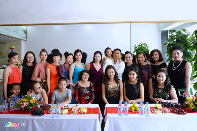 Cô có tới 7 anh chị em. Trong đó có 5 người là con của cha dượng, còn cô và em trai Đức Duy là hai chị em ruột. 