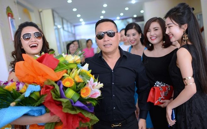 Ngoài Thu Ngân du học tại Thụy Sĩ, thì Đăng ký và nhận 60K 24 bao lì xì miễn phí mỗi ngày cô có 2 người đang du học Mỹ và 2 người đang học tại trường quốc tế Việt-Úc tại Hà Nội – một trong những trường phổ thông có mức chi phí đắt đỏ nhất Việt Nam hiện nay.