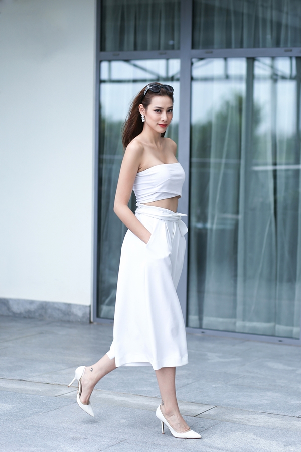 Hiểu rõ ưu điểm của cơ thể, chân dài khéo léo diện những set trang phục khoe được vòng eo con kiến hút mắt, bờ vai trần gợi cảm và đôi chân dài thon gọn.