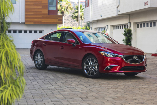 Điểm nổi bật của Mazda 6 2017 là G-Vectoring Control, công nghệ kiểm soát điều hướng mô-men xoắn giúp xe ổn định, tránh mất lái khi vào cua cũng như trên đường thẳng.