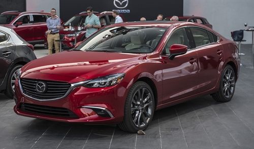 Ngoài ra, các hốc đèn sương mù ở bên dưới cản trước cũng đã được Mazda trang trí bằng các dải nẹp mạ chrome. Đèn pha của xe cũng có sự khác biệt nhẹ so với Mazda 6 hiện tại.