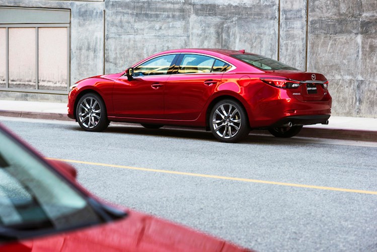 Phần thân xe Mazda 6 2017 hầu như không có sự thay đổi nào.Chỉ có đèn xi-nhan tích hợp trên gương và có thêm màu sơn xám “Machine Grey” cao cấp, đây là những thay đổi nhỏ so với model trước.