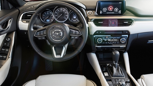 Ở bên trong nội thất, toàn bộ bảng táp-lo phía trước của Mazda 6 mới đã được thiết kế lại để trở nên gọn gàng hơn, theo phong cách tối giản như chiếc Mazda 2 mới. 