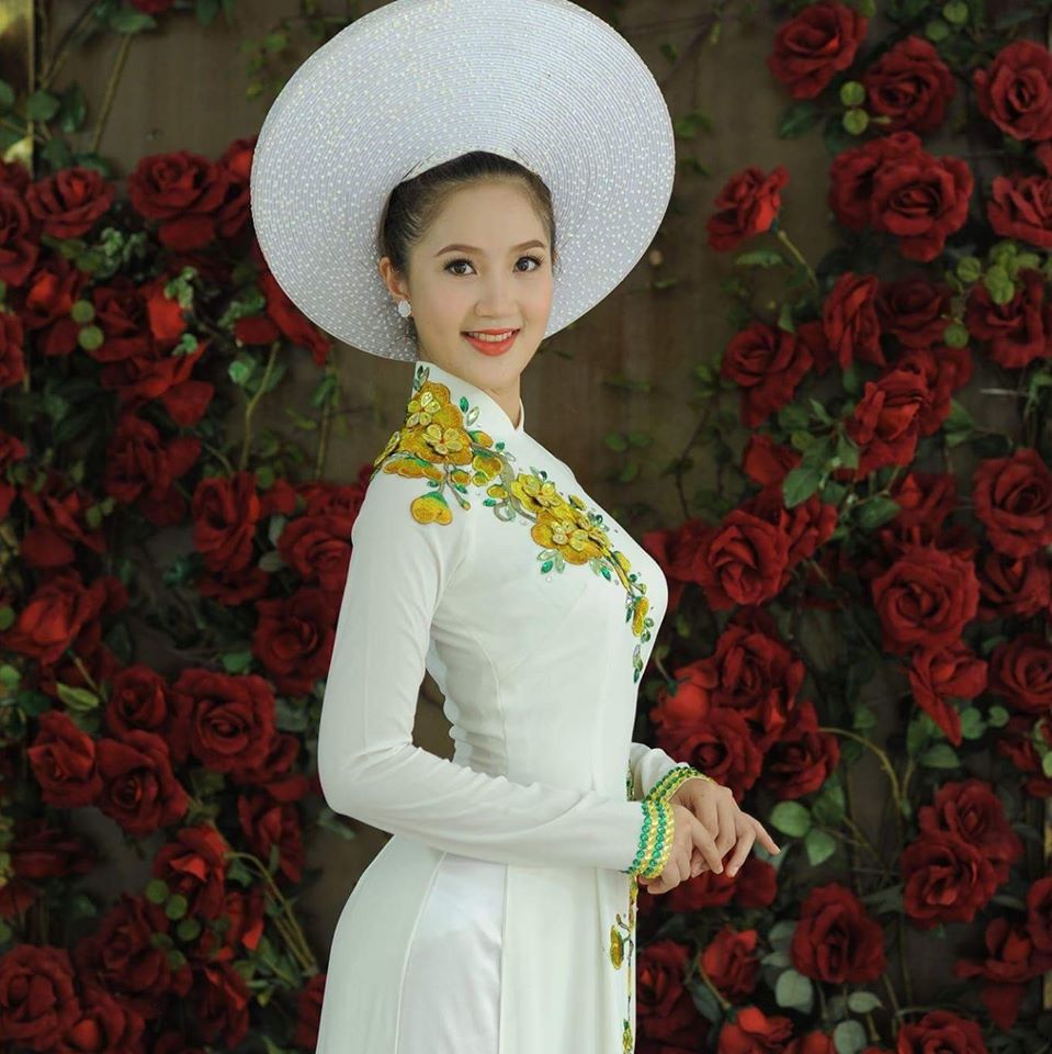 Cô được khen có khuôn mặt rất giống với Hoa hậu Giáng My, đặc biệt là khuôn miệng và nụ cười rất duyên.