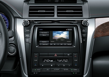 Hệ thống âm thanh cao cấp tích hợp đầu DVD 1 đĩa, màn hình cản ứng (Camry 2.5Q) và CD 1 đĩa (Camry 2.5G & 2.0E) với 6 loa, đầy đủ tính năng phát AM/FM, MP3/WMA/AAC, kết nối USB/AUX.